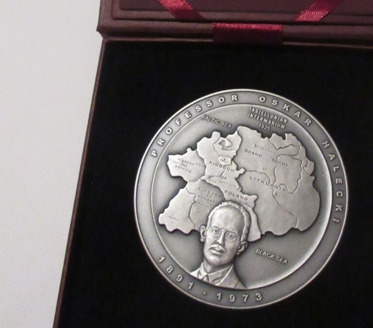 Oskar Halecki Medal – Medal Oskara Haleckiego